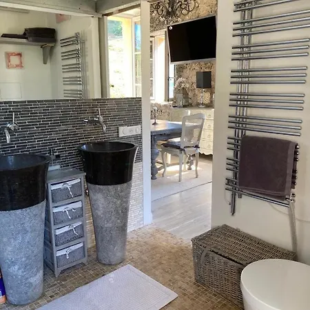 Charming Fisher House On The And In The Heart Of Tropez 쎙뜨호뻬