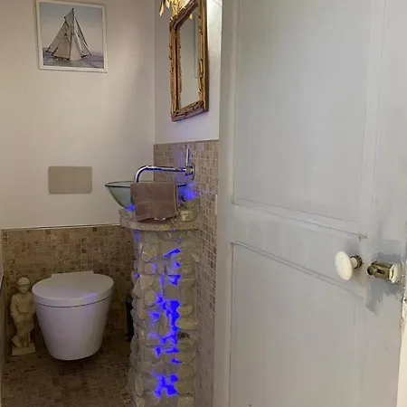 Charming Fisher House On The And In The Heart Of Tropez * サントロペ